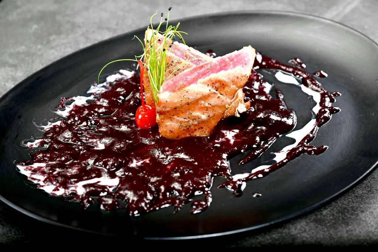 Тунец на подушке из смородины