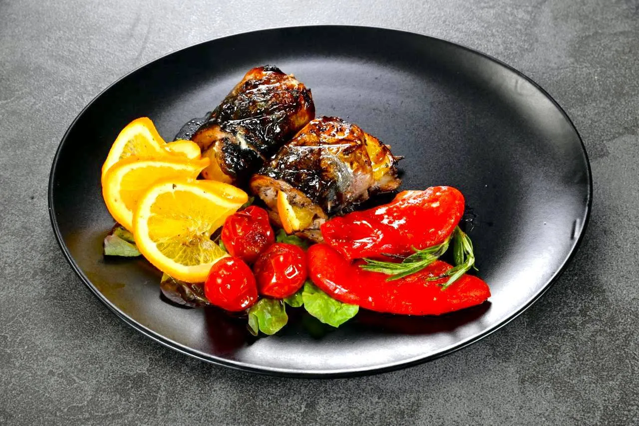 Роллы из скумбрии с апельсином, жаренные на огне