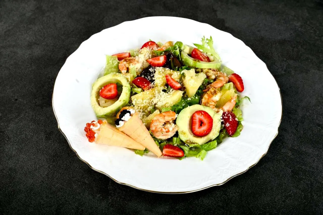 Салат креветка с ананасом